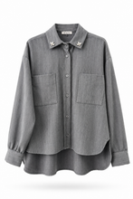 Carica l'immagine nel visualizzatore di Gallery, Camicia Donna Celye Grigia Gessata con Tasche e Bottoni Gioiello