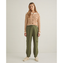 Carica l'immagine nel visualizzatore di Gallery, Pantaloni Yerse cargo verde in cotone con tasche
