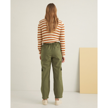 Carica l'immagine nel visualizzatore di Gallery, Pantaloni Yerse cargo verde in cotone con tasche