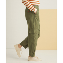 Carica l'immagine nel visualizzatore di Gallery, Pantaloni Yerse cargo verde in cotone con tasche