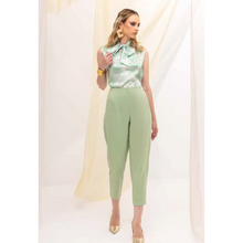 Carica l'immagine nel visualizzatore di Gallery, Top elegante verde con fiocco al collo satinato | Manuela Riva
