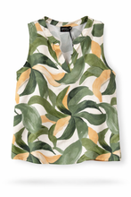 Carica l'immagine nel visualizzatore di Gallery, Top Donna Smanicato Ayfee Fantasia Tropicale Verde con Scollo a V
