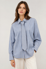 Carica l'immagine nel visualizzatore di Gallery, Camicia Celye a Righe Azzurre con Cravatta Coordinata
