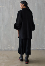 Carica l'immagine nel visualizzatore di Gallery, Mantella Iconique in Maglia con Polsi in Ecopelliccia
