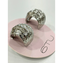 Carica l&#39;immagine nel visualizzatore di Gallery, Orecchini 6TU Argento a Fascia Martellata
