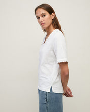 Carica l'immagine nel visualizzatore di Gallery, T-Shirt Yerse con Scollo a V
